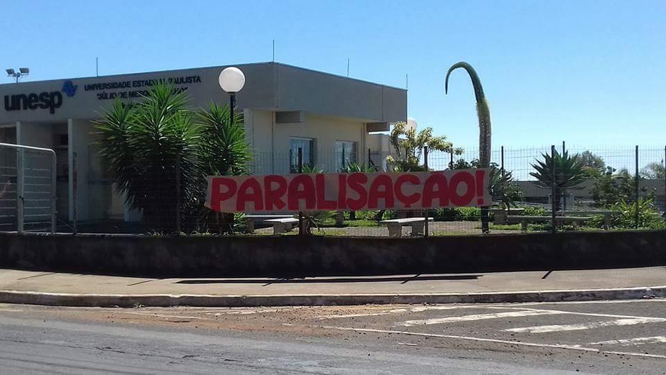 Faixa em frente ao campus da Unesp em Franca (Foto: Reprodução)